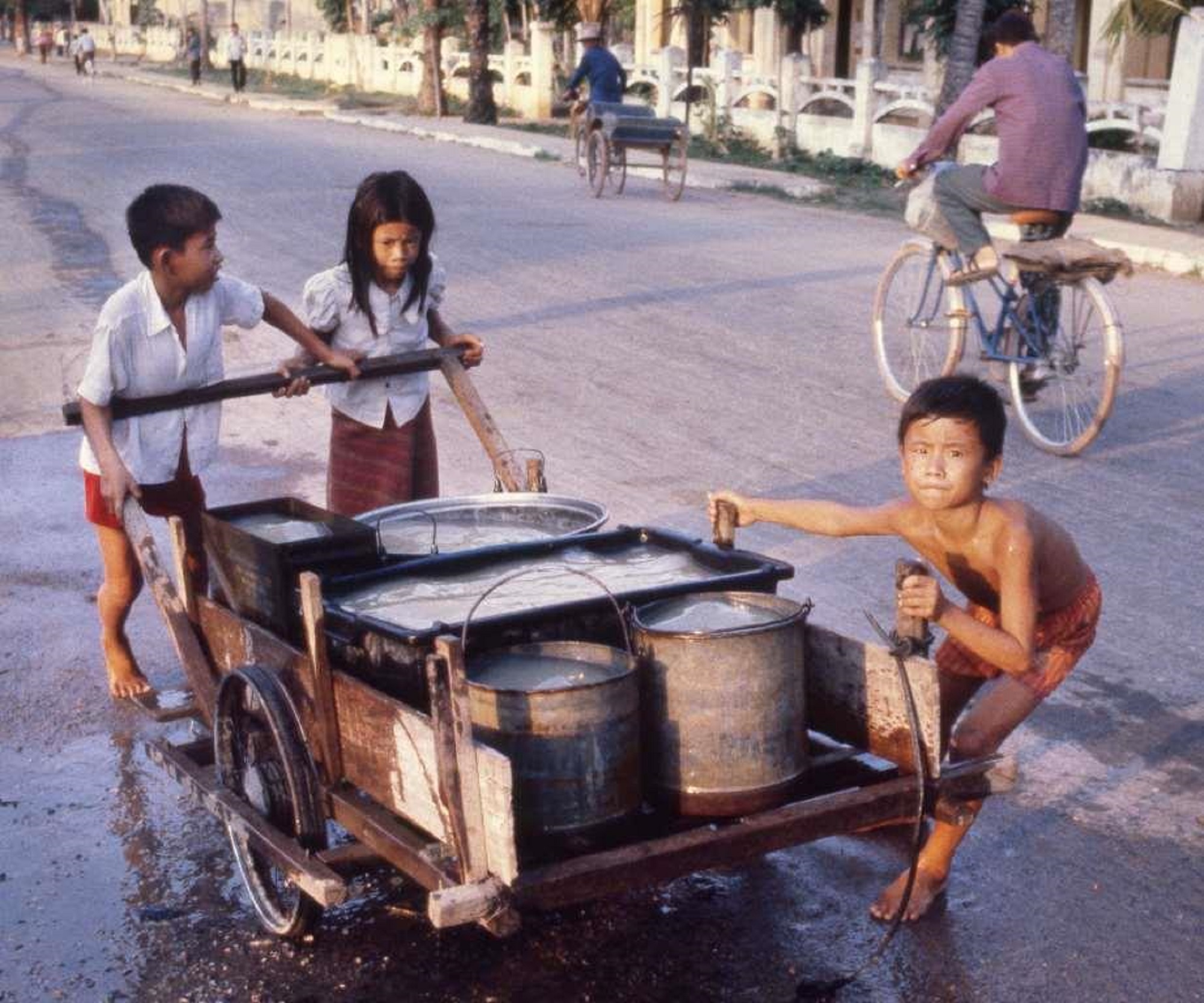 CDATA[“Cambodia reawakening – One year after the Khmer Rouge”, a photo exhibition by John Burgess from May 4-17 at Footprint cafe in Siem Reap. Anjali House’s young adults have joined forces with John Burgess, a former journalist for The Washington Post and accompagnied the photos with their thoughts and feelings on the history of their country.
![Cambodia reawakening – One year after the Khmer Rouge